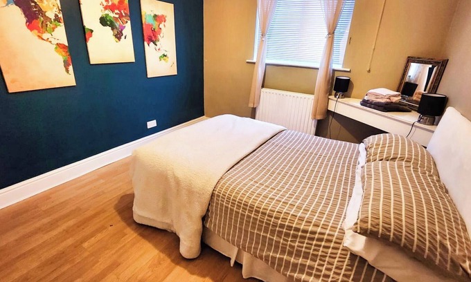 Seisdon House | Birmingham - Bungalow - Sleeps6 - Garden - Parking