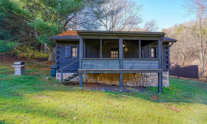 South Bloomingville Cabin | Bison Hollow Hideaway