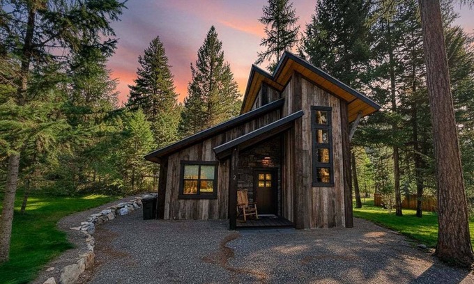 Whitefish House | Bison Ridge Cabin #2 | Pet Friendly | 3BR Getaway w/Hot Tub, Fire Pit & Grill | Sleeps 8!