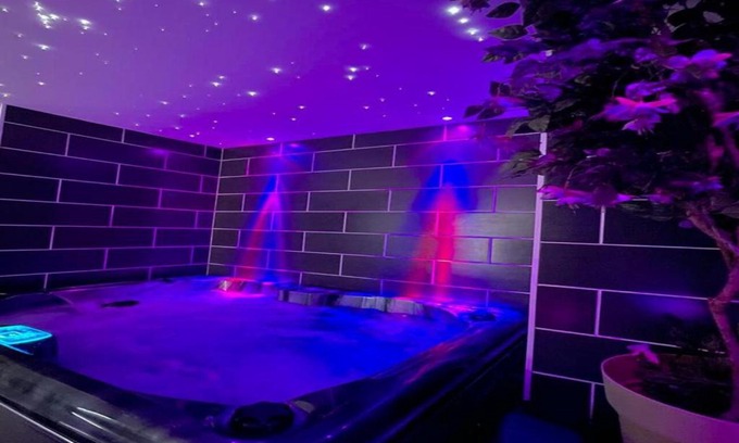 Guesnain Apartment | BLŌM Suite romantique avec spa privatif & salle de massage