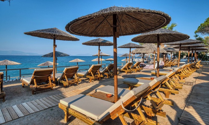 Kato Diminio Hotel | Black and White Boho Resort