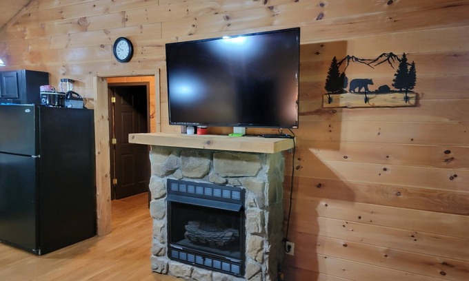 Hico Cabin | Black Bear Cabin, private and secluded!