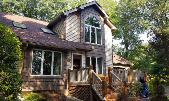 Jim Thorpe Cottage | Black Bear Cottage in Jim Thorpe with Indoor Hot Tub