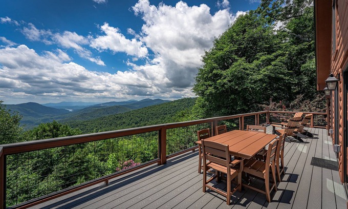 Old Fort Cabin | Black Bear Summit | Mountain Views & Hot Tub - 3 BR
