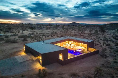 Yucca Valley House | Black C House Modern w pool spa