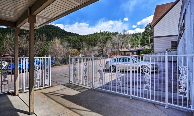 Keystone Apartment | Black Hills Haven | Pine Peak – Unit 1 · A Vensérra Retreat near Mount Rushmore