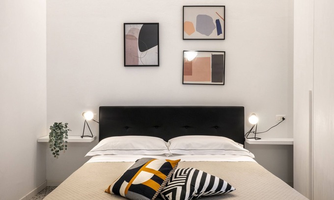 Marina Centro House | Black room with private bathroom