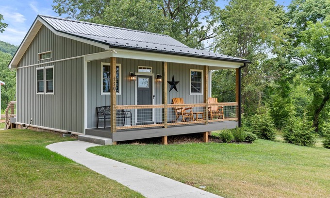 Stanley Cabin | Black Walnut Cottage: A Romantic Couple's Cabin!
