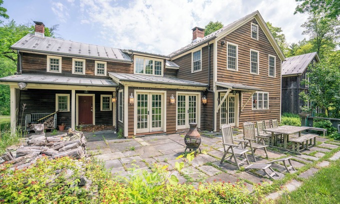 Highland House | Black Walnut Tree Farm: Farmhouse on 50 Acres