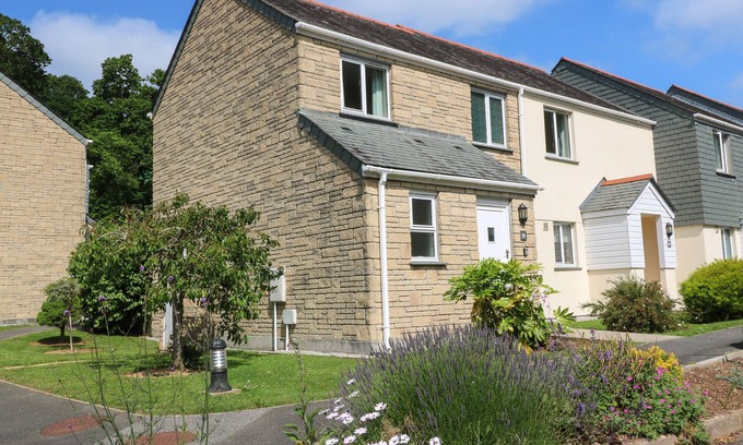 Falmouth Cottage | BLACKBIRD COTTAGE, pet friendly, country holiday cottage in Falmouth