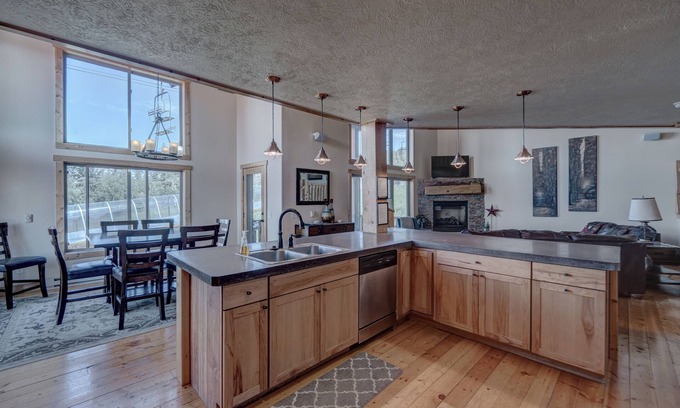 Lead Ski Chalet | Blackmoon 3 BR Chalet at Terry Peak with Outdoor Hot Tub - Sleeps 16