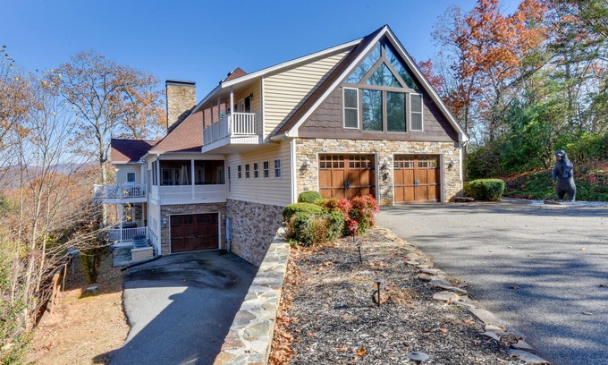 Blairsville House | Blairsville Mansion w/Hot Tub, Casino + Games!