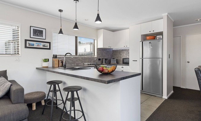 Mount Maunganui House | Bliss.Classic chilled beach house two minutes walk or 200 m from the beach