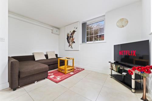 Smethwick Apartment | Bloom Court -Sleeps 6-Free Parking with Workspace & High-Speed WiFi