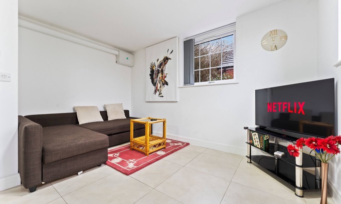 Smethwick Apartment | Bloom Court -Sleeps 4 -Free Parking with Workstation & High-Speed WiFi
