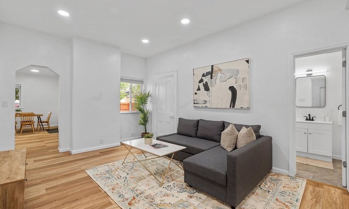 Bloomfield Apartment | Bloomfield, Shadyside 2 Modern and Spacious Two Bedroom with Free Parking