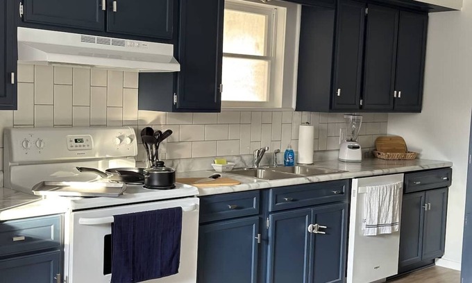 Bloomington House | Bloomington - 2 Master Suites - Great Location!