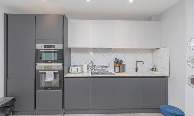 Brighton City Centre Apartment | Bloomsaway Seafront One Bedroom BN133DUK02