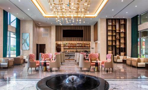 Texas Medical Center Hotel | Blossom Hotel Houston, Curio Collection by Hilton