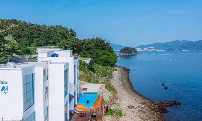 Geoje Apartment | Blue and white pension