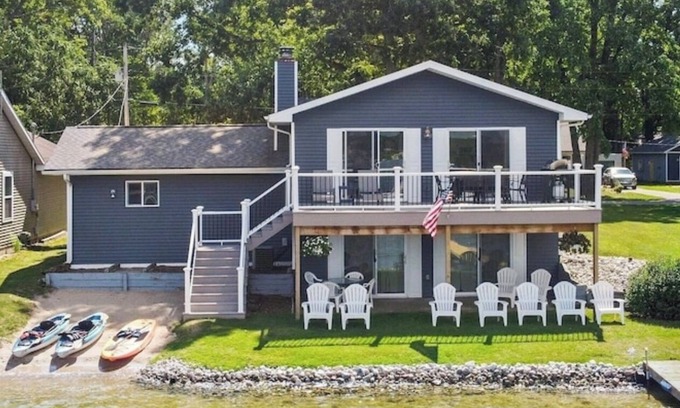 Canadian Lakes House | Blue Bungalow - Charming Lakefront Cottage in Canadian Lakes - Sleeps 8