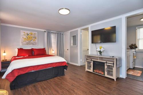 Tulsa Ski Chalet | BLUE FLAMINGO'S ADORABLE GUEST HOUSE -TU-Cherry St-Expo-Downtown-11t