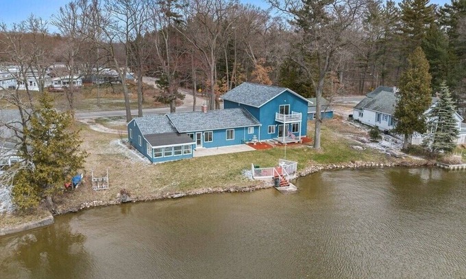 Newaygo House | Blue Haven Inn - Hess Lake Lakefront- Hot Tub, Kayaks, Central AC