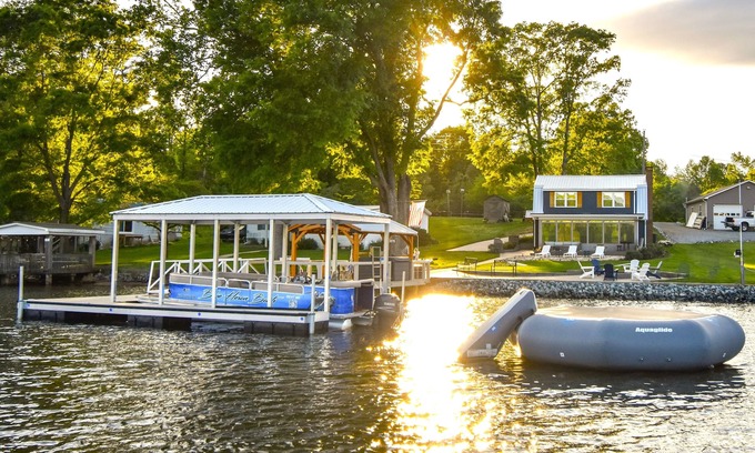Southmont House | Blue Heron Haven on High Rock Lake - Hot Tub on Dock- Lakeside Firepit & Arcade!