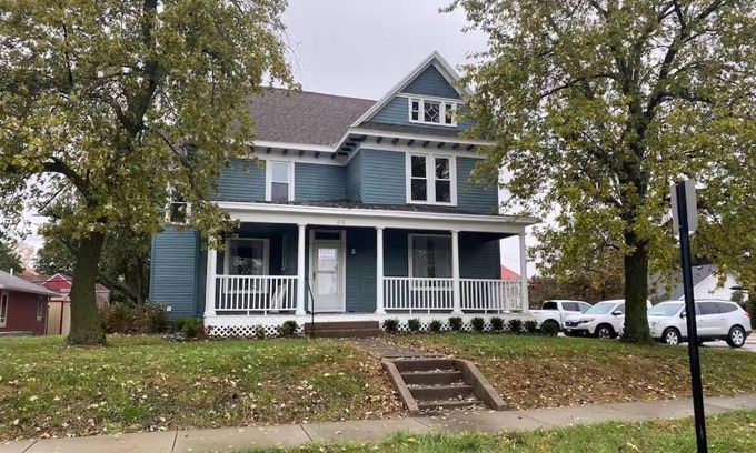 Maryville House | Blue House on Main - Pet Friendly