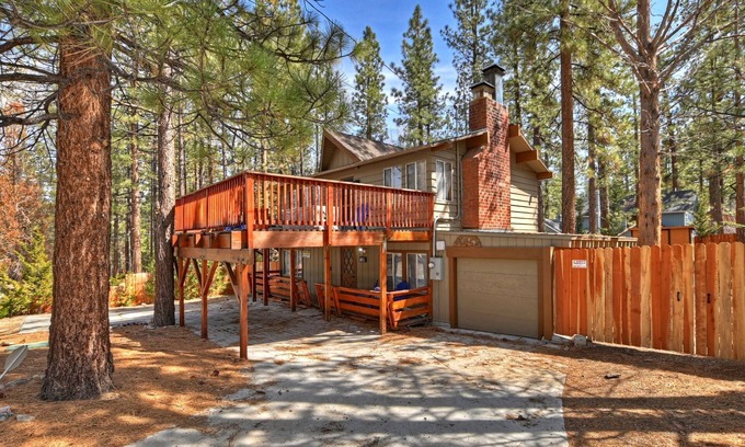Fox Farm Cabin | Blue Jay Chalet by Destination Big Bear: Fox Farm! Hot Tub! Vintage Arcade Game! Pet Friendly!