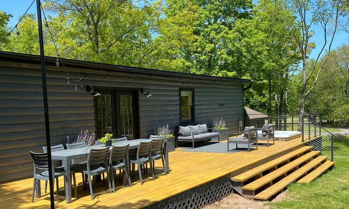 Saugerties House | Blue Mountain Cabin: Saugerties Mid-Century Mod Home with Hot Tub, close to HITS