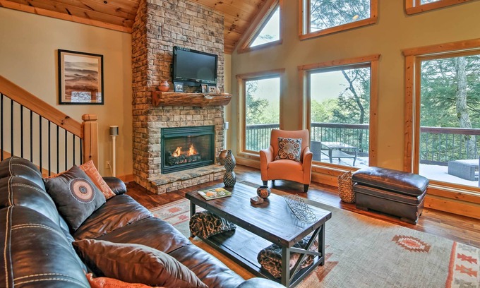 Cashes Valley Cabin | Blue Ridge Cabin w/Wooded Views, Deck & Hot Tub!