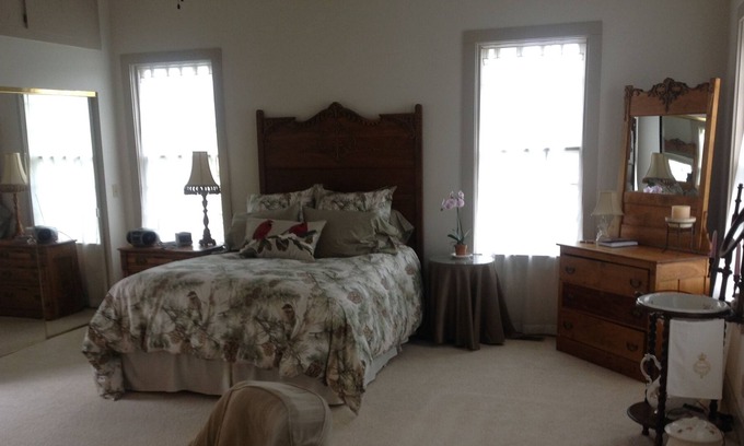Saginaw Bed & Breakfast | Blue Rooster Inn