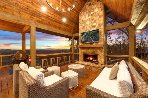 Blue Ridge House | Blue Run Cabin - Luxury Retreat Blue Ridge Heights - Hot Tub, Movie Theater, Game Room, Fire Pit, Mountain Views - Blue Ridge, G