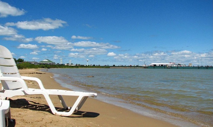 Mackinaw City Hotel | Blue Water Beachfront Hotel & Waterpark