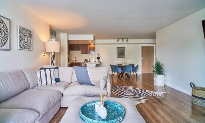 Marina Peninsula Apartment | Blue Water Views Luxury Retreat In Marina del Rey