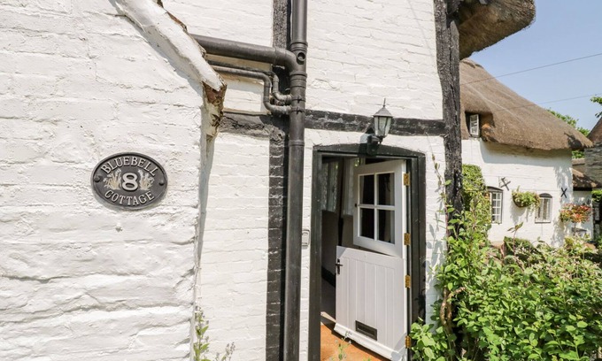 Shottery Cottage | BLUEBELL COTTAGE, pet friendly, with a garden in Shottery