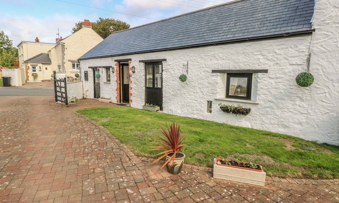 Milford Haven Cottage | BLUEBELL COTTAGE, pet friendly, with a garden in Rosemarket