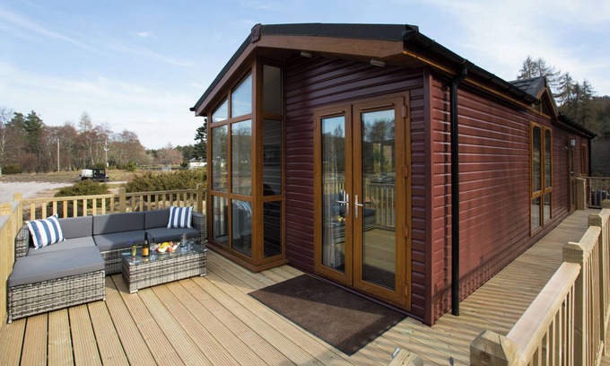 Contin Cabin | Bluebell Lodge - Sleeps 4,Hot Tub, Loch & Woodland