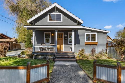 Old Bend House | Bluebird Day - Lakewood Cottage