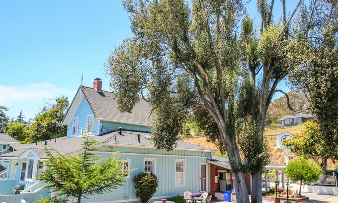 Cambria Hotel | Bluebird Inn
