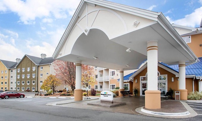 Lake Delton Condo | Bluegreen Odyssey Dells 2BR Suite Saturday Check-In