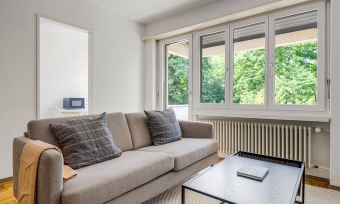 Affoltern Apartment | Blueground | Affoltern, balcony, nr Uetliberg