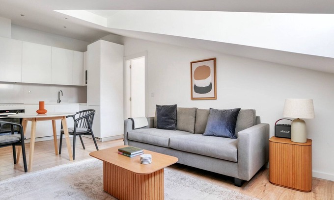 Benfica Apartment | Blueground | Benfica, move-in-ready w/furniture