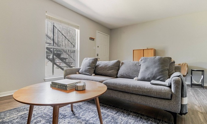 Cherrywood Apartment | Blueground | Cherrywood, pool & w/d, nr park