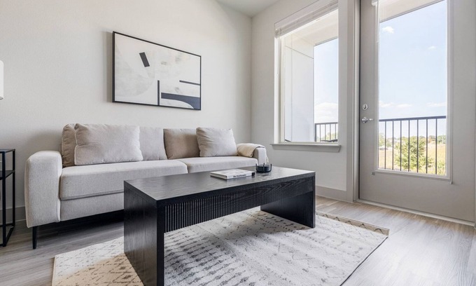 Del Valle Apartment | Blueground | Del Valle, pool, nr McKinney Falls