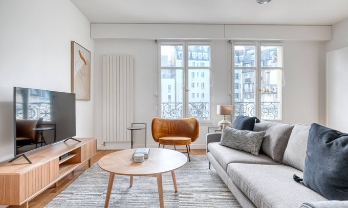 Quartier de l'Ecole-Militaire Apartment | Blueground | Invalides, nr Champs de Mars