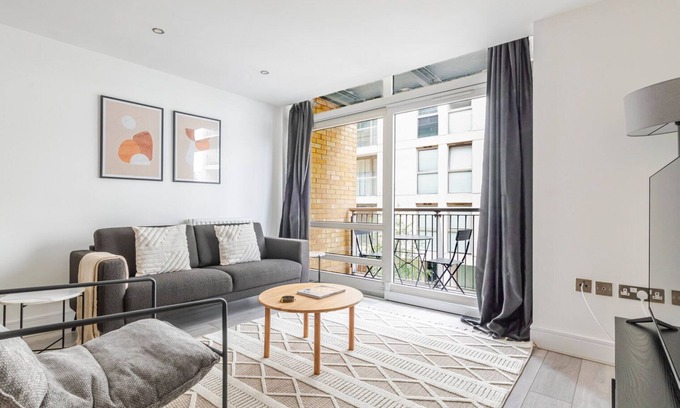 Isle of Dogs Apartment | Blueground | Isle of Dogs, pool, nr Thames