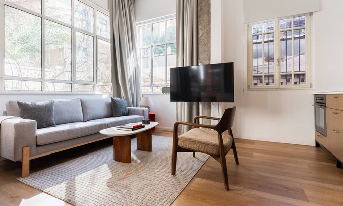 Tel Aviv City Center Apartment | Blueground | Nahalat Byniamin, Exquisite, Patio (TLV-51)