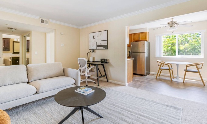 Sunnyvale Apartment | Blueground | Sunnyvale, pool, nr Sunnyvale Park